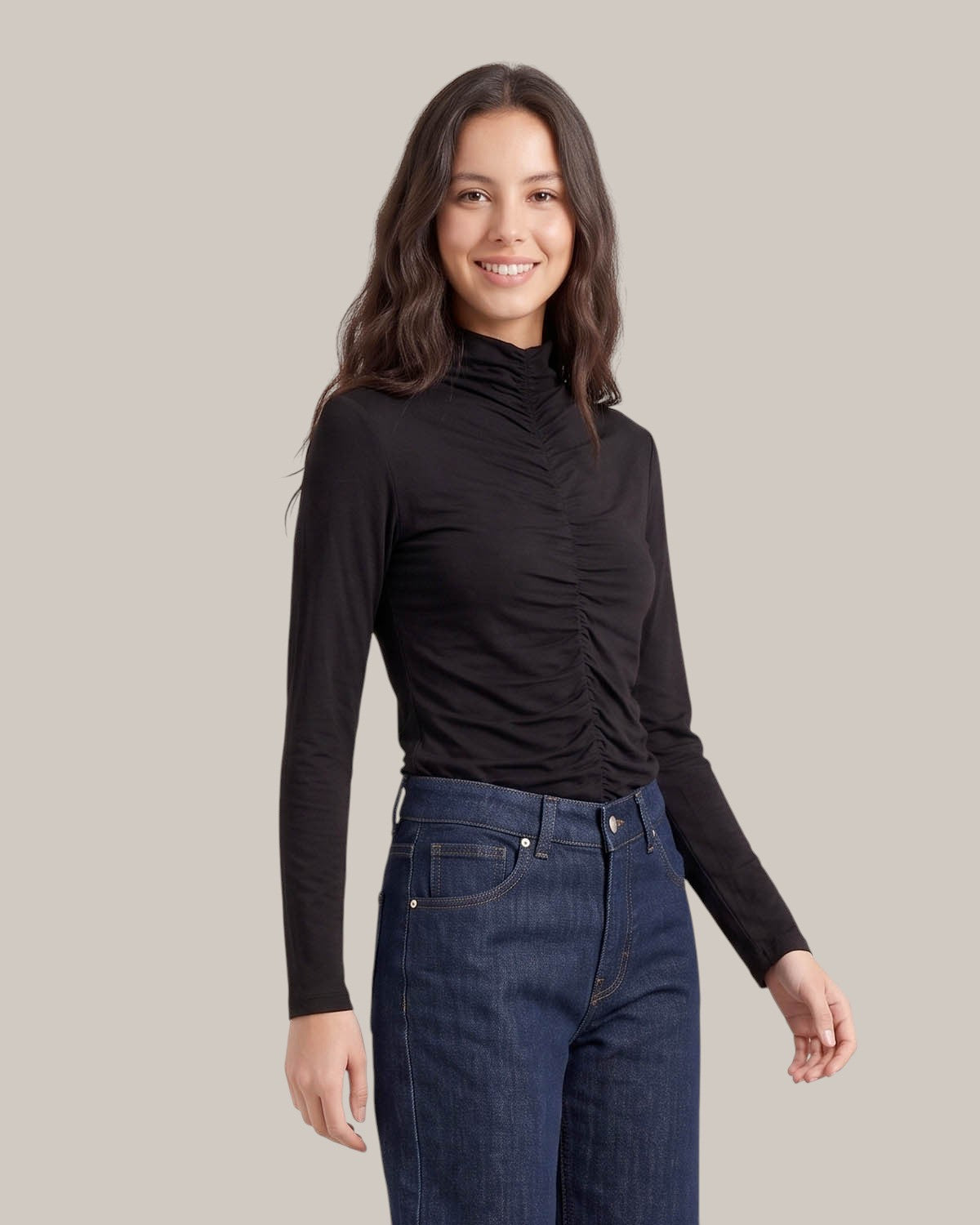 25.10 Langarmshirt mit Raffung